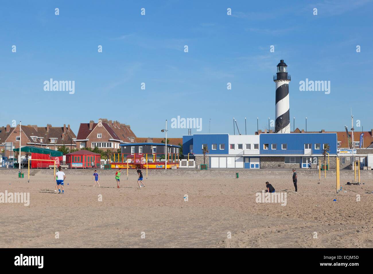 Frankreich, Nord, Petit-Fort-Philippe, Strand und Leuchtturm Stockfoto