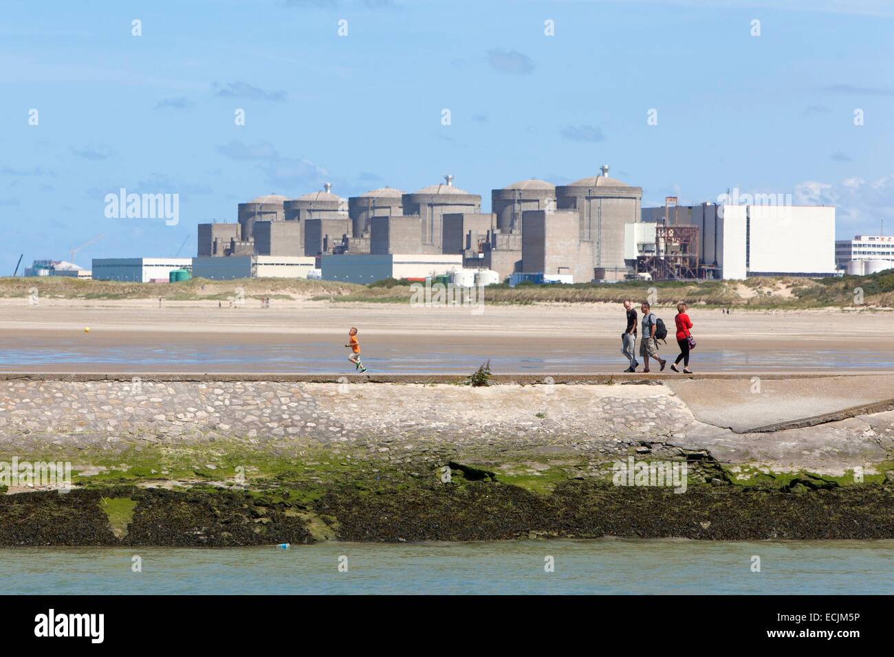 Frankreich, Nord, Gravelines, Familie, ein Spaziergang entlang der Pier Petit Fort Philippe und 6 Reaktoren im Kernkraftwerk Gravelines Stockfoto