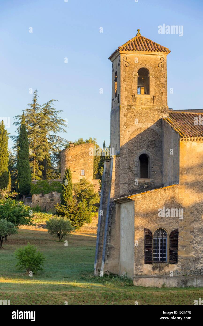 Frankreich, Vaucluse, Parc Naturel Regional du Luberon (natürlichen regionalen Park der Luberon), Lourmarin, beschriftete Les Plus Beaux Dörfer de France (die schönsten Dörfer Frankreichs), der Tempel zwischen dem Dorf und die Burg protestieren, die im Jahre 1806 i. gebaut Stockfoto