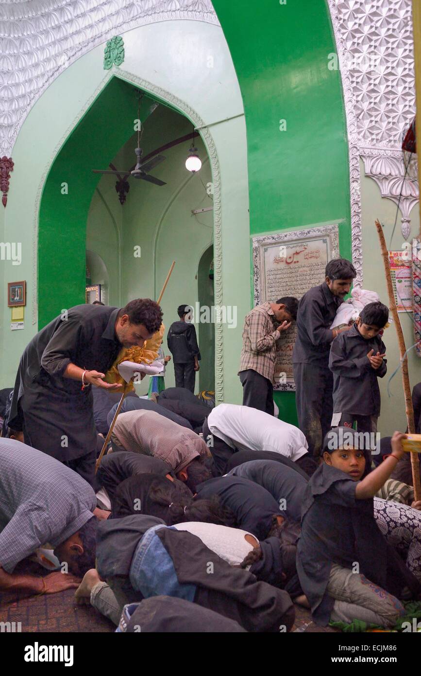 Indien, Uttar Pradesh, Lucknow, Imambara Talkatora Kerbela, Ashura-fest, schiitischen Gläubigen im Gebet Stockfoto