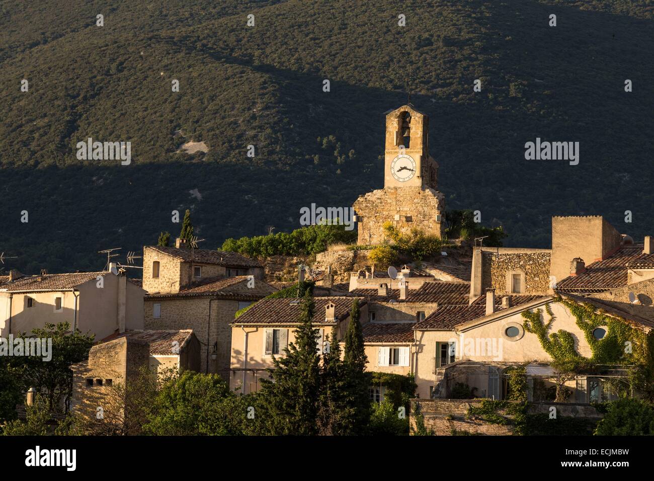 Frankreich, Vaucluse, Parc Naturel Regional du Luberon (natürlichen regionalen Park der Luberon), Lourmarin, etikettiert, Les Plus Beaux Dörfer de France (die schönsten Dörfer Frankreichs), der Turm der Uhr und das Luberon-massiv im Hintergrund Stockfoto