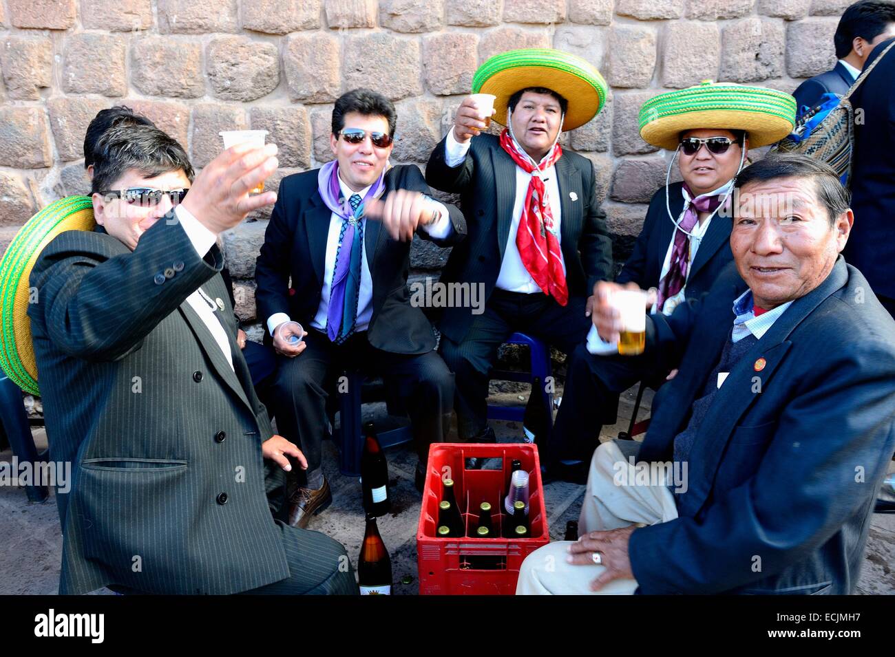 Peru, Cuzco Provinz, Cuzco, aufgeführt als Weltkulturerbe der UNESCO, Corpus Christi fest, für mehrere Tage im Juni, Parade durch die Straßen, die Jungfrau und der Heiligen Stadt, Bier Trinker Stockfoto