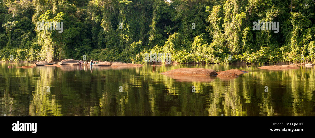 Suriname Flusslandschaft mit Granitfelsen und unberührten Regenwald im oberen Suriname hören Goejaba Stockfoto