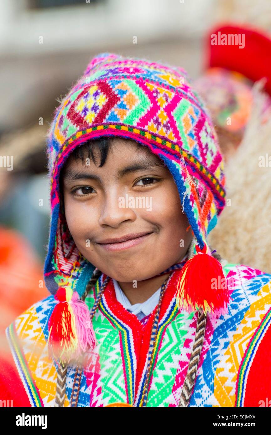 Peru, Cuzco Provinz, Cuzco, aufgeführt als Weltkulturerbe der UNESCO, Corpus Christi fest, für mehrere Tage im Juni, Parade durch die Straßen, die Jungfrau und der Heiligen Stadt, Umzug der Kinder in Tracht Stockfoto