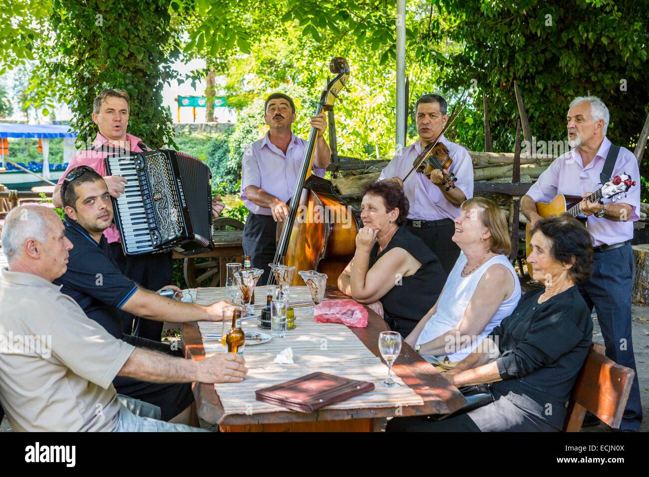Republik Mazedonien, Ohrid, Weltkulturerbe von der UNESCO, das Kloster St. Naum öffnen Luft Traditionslokal mit folk-Band-Musik Stockfoto
