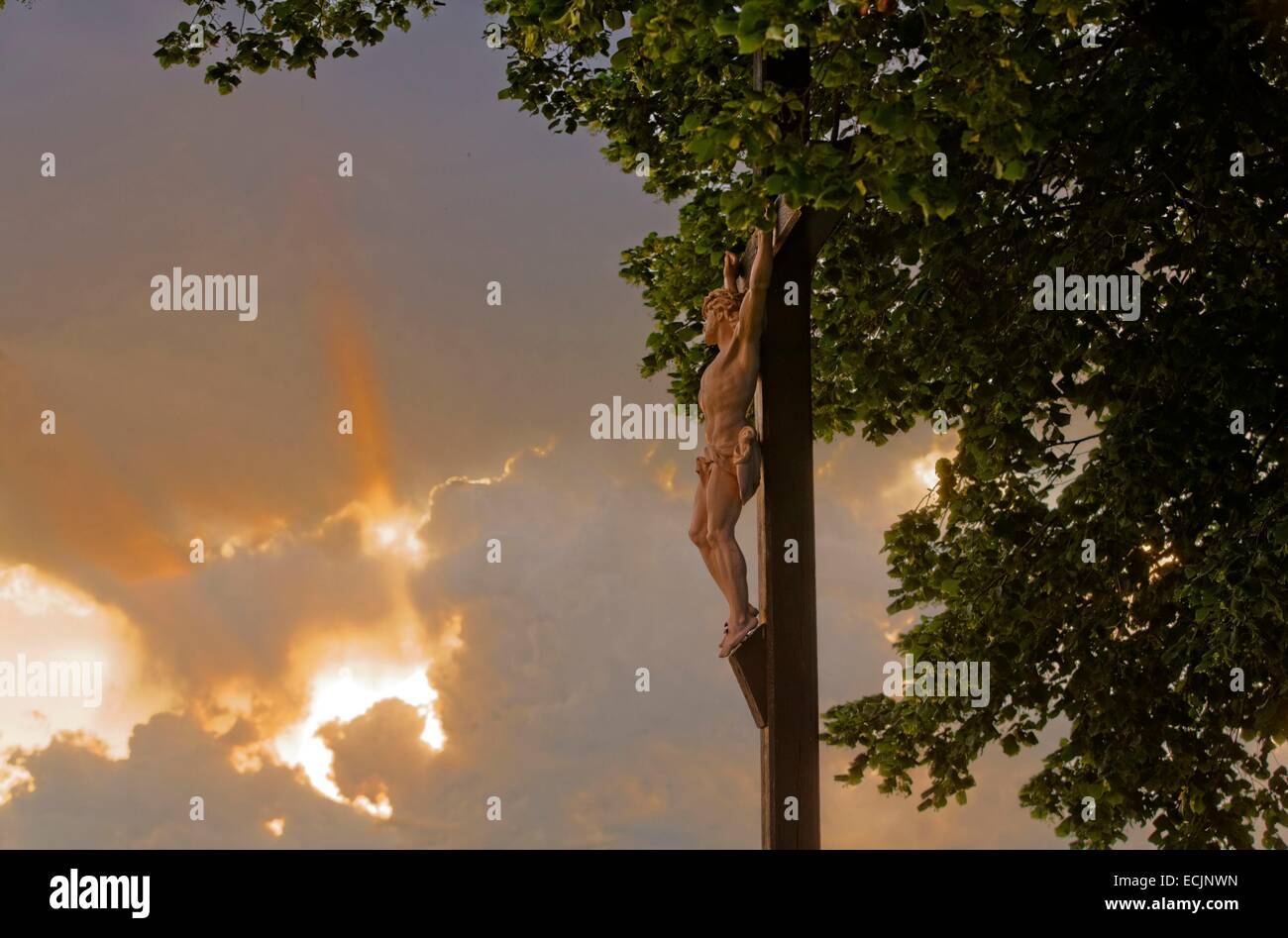 Frankreich, Creuse, Evaux-Les-Bains, Kruzifix bei Sonnenuntergang Stockfoto