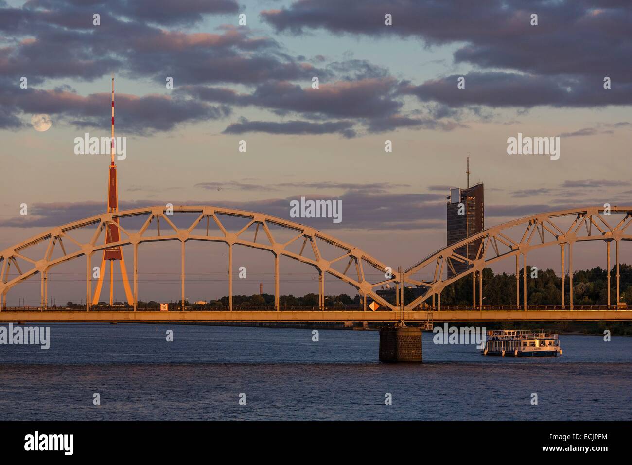 Lettland (Baltikum), Riga, Europäische Kulturhauptstadt 2014, Eisenbahn-Brücke über die Daugava und die Antenne des Getriebes und Fernsehen Stockfoto