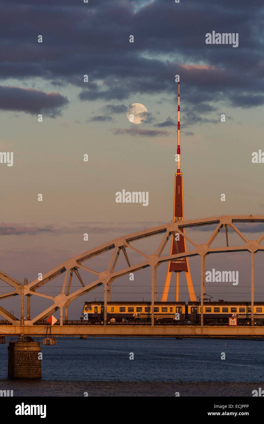 Lettland (Baltikum), Riga, Europäische Kulturhauptstadt 2014, Eisenbahn-Brücke über die Daugava und die Antenne des Getriebes und Fernsehen Stockfoto