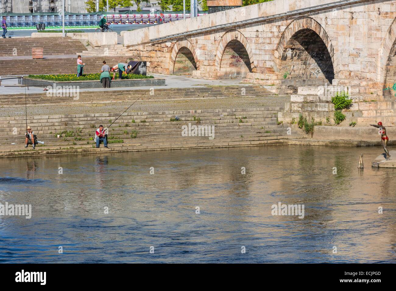 Republik Mazedonien, Skopje, Stadtzentrum, die steinerne Brücke über den Fluss Vardar Stockfoto