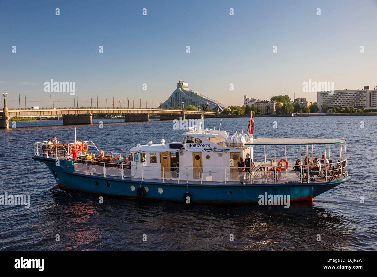 Lettland (Baltikum), Riga, Europäische Kulturhauptstadt 2014 Kreuzfahrtschiff am Fluss Daugava mit Blick auf die Brücke Akmens und der Nationalbibliothek Stockfoto