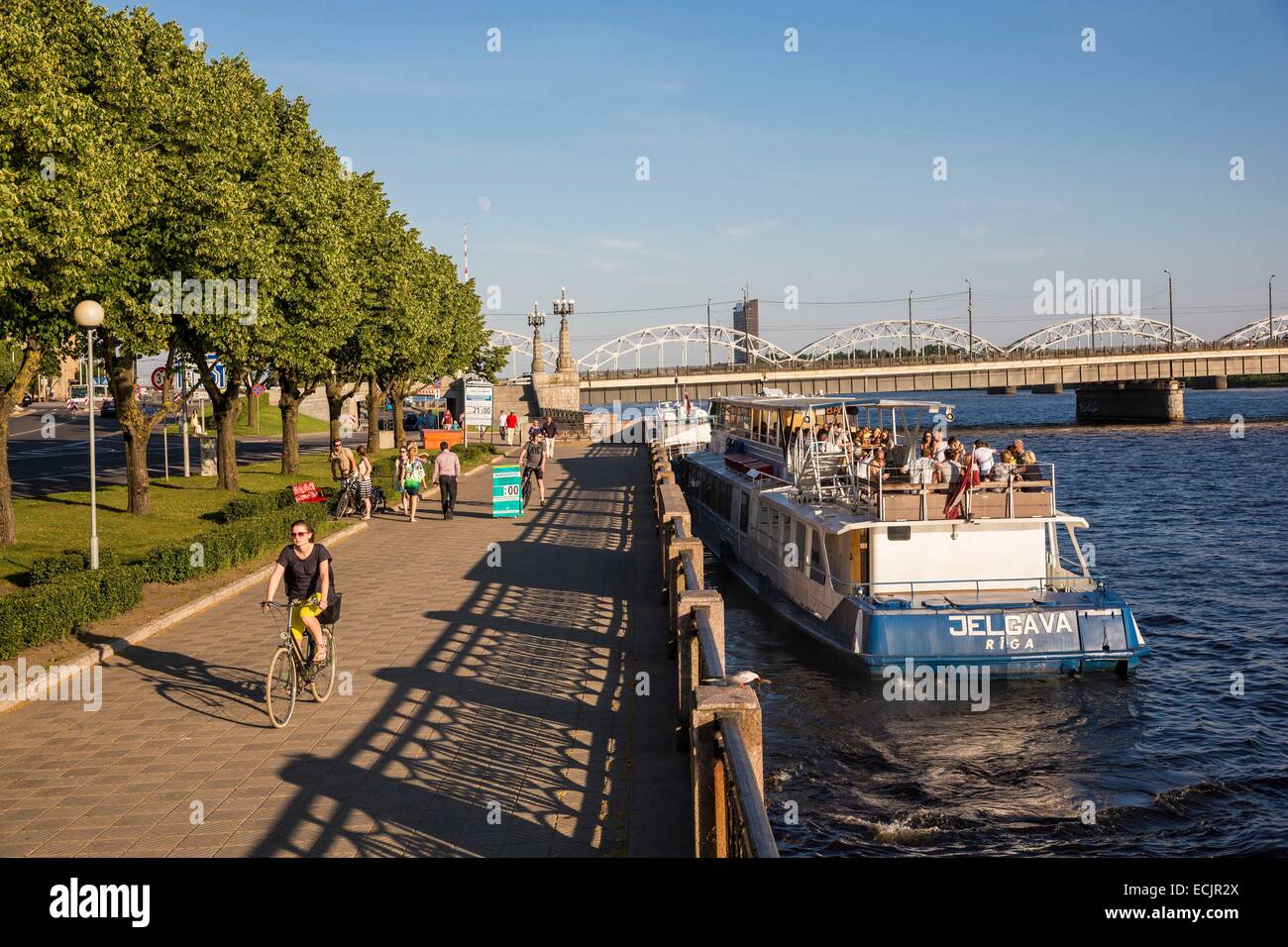 Lettland (Baltikum), Riga, Europäische Kulturhauptstadt 2014 Fußgängerweg am Ufer des Flusses Daugava und Kreuzfahrtschiff Stockfoto