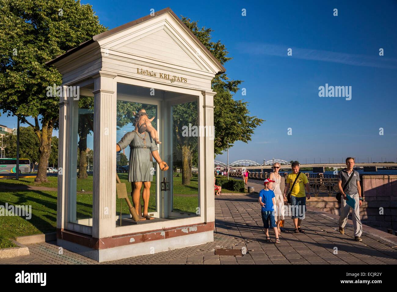 Lettland (Baltikum), Riga, Europäische Kulturhauptstadt 2014, Skulptur des großen Christopher (Legende von Riga) am Ufer des Flusses Daugava Stockfoto