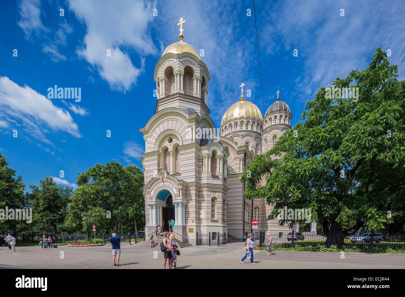 Lettland (Baltikum), Riga, Europäische Kulturhauptstadt 2014 Liberty Boulevard und die Russisch-orthodoxe Kathedrale des Weihnachtsfestes Stockfoto