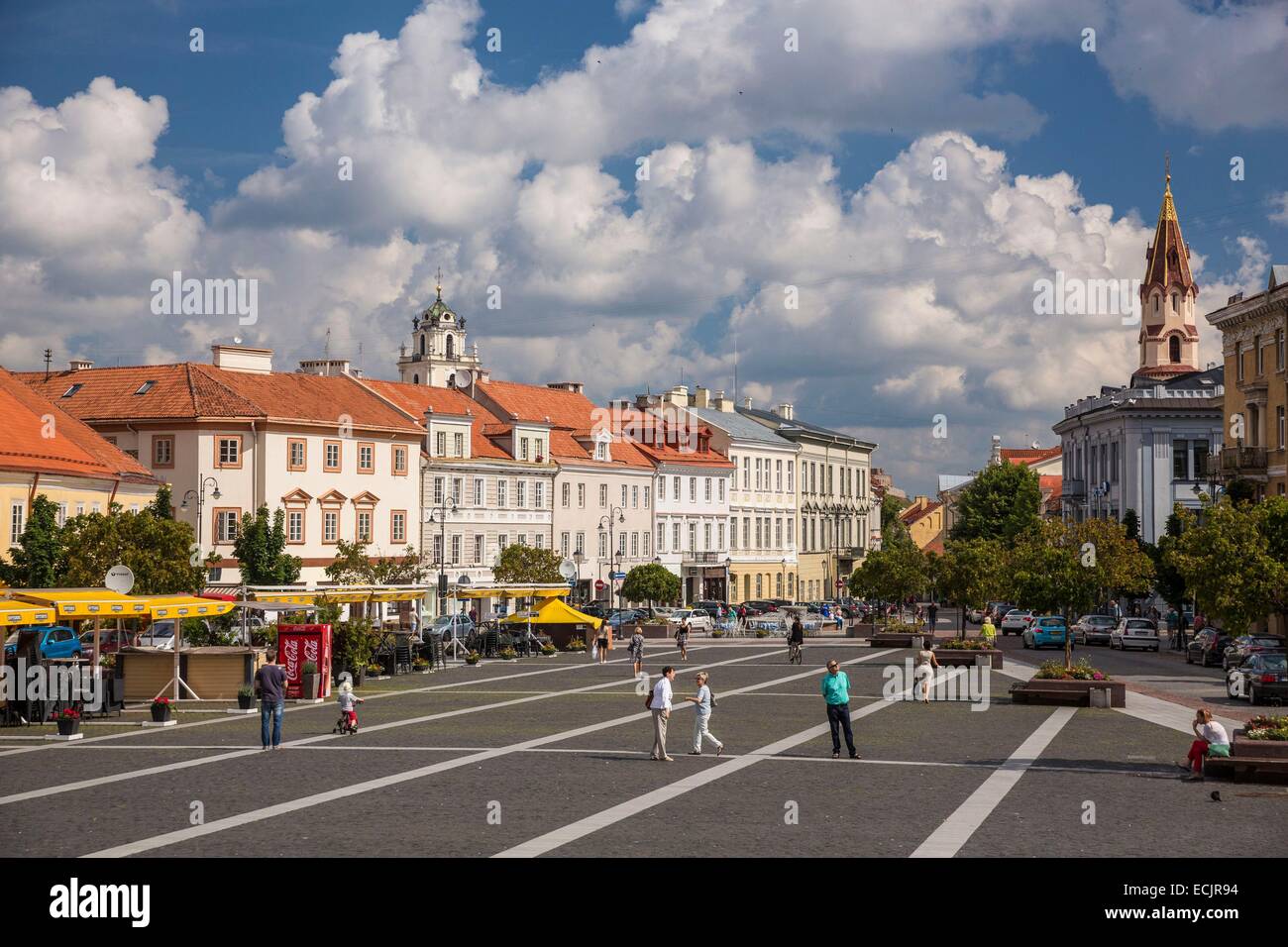 Litauen (Baltikum), Vilnius, Altstadt als Weltkulturerbe der UNESCO, Straße j mit einer Ansicht der russisch-orthodoxen Kirche Sankt Nikolaus, das Recht und die Kirche Saint Catherine auf der linken Seite aufgelistet Stockfoto