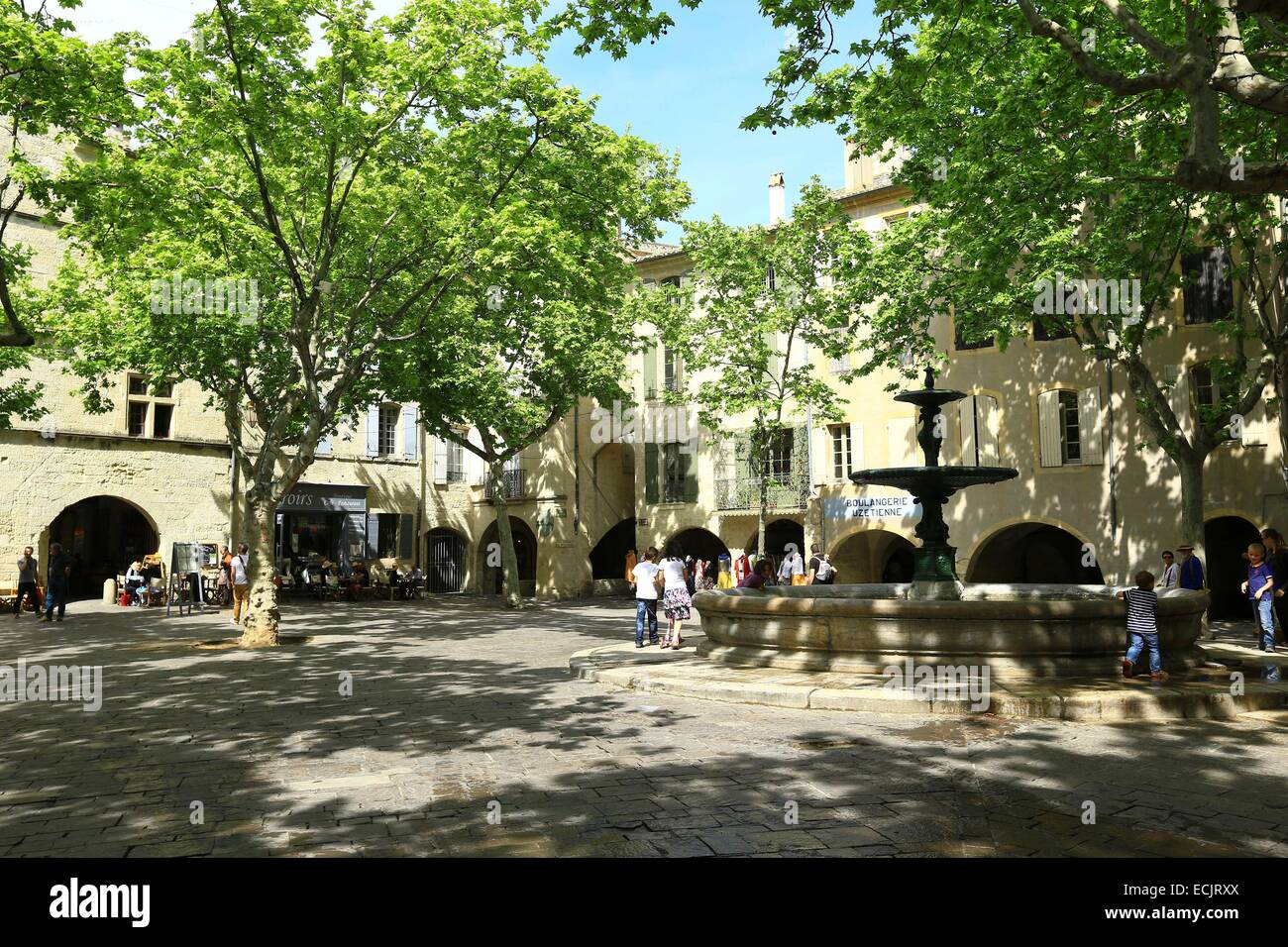 frankreich-gard-uzes-place-aux-herbes-stockfotografie-alamy