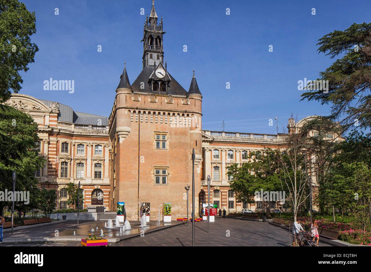 Frankreich, Haute Garonne, Toulouse, Charles de Gaulle Platz und der Turm des Capitol Stockfoto