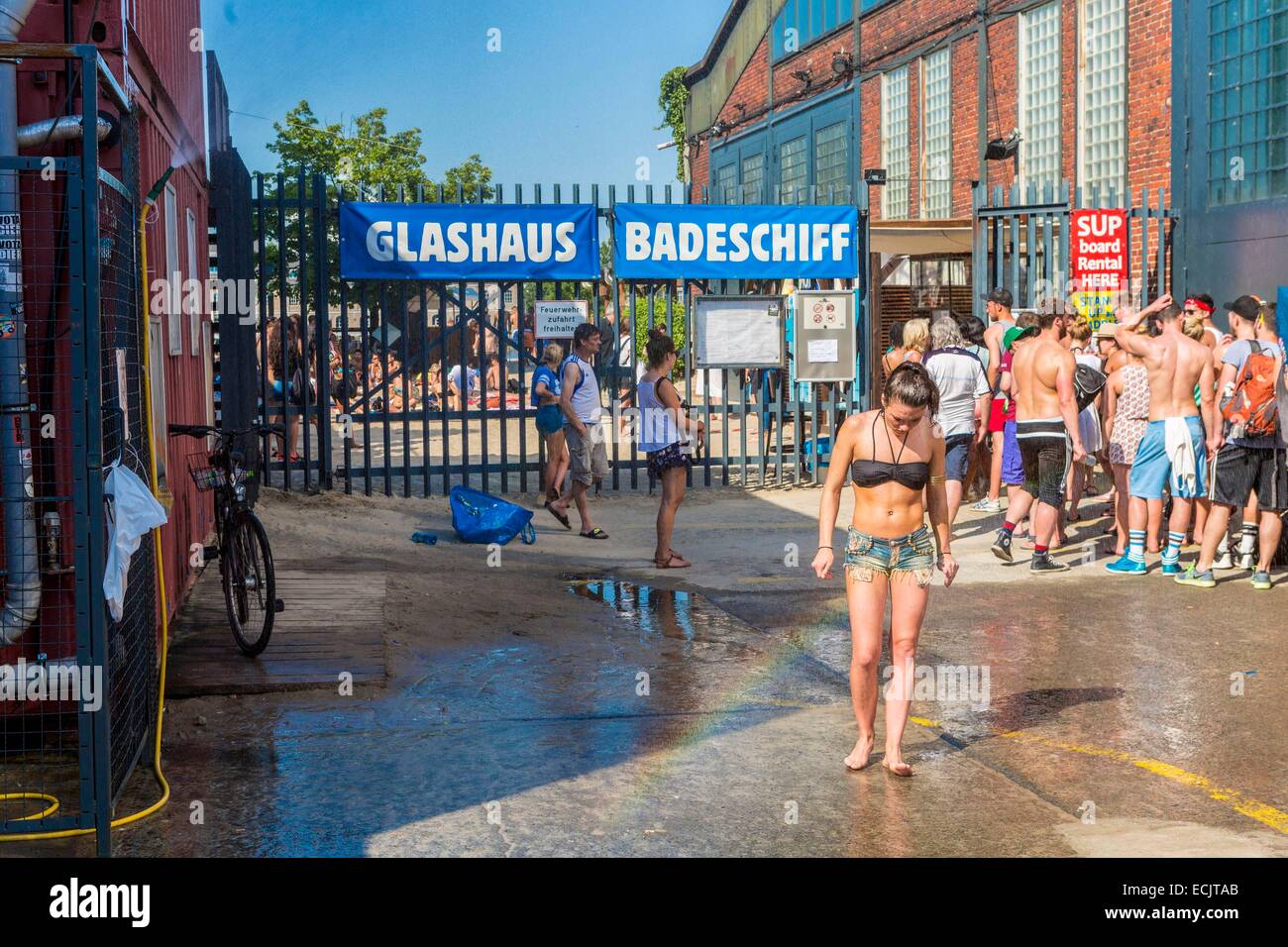 Deutschland, Berlin, Ost-Berliner Bezirk, Kreuzberg, Eingang zum Pool und Strand Lastkahn an der Spree, das Glas Haus Badeschiff Stockfoto