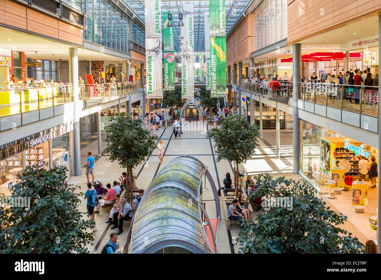 Einkaufen In Berlin Berlin mitte einkaufen -Fotos und -Bildmaterial in hoher Auflösung – Alamy