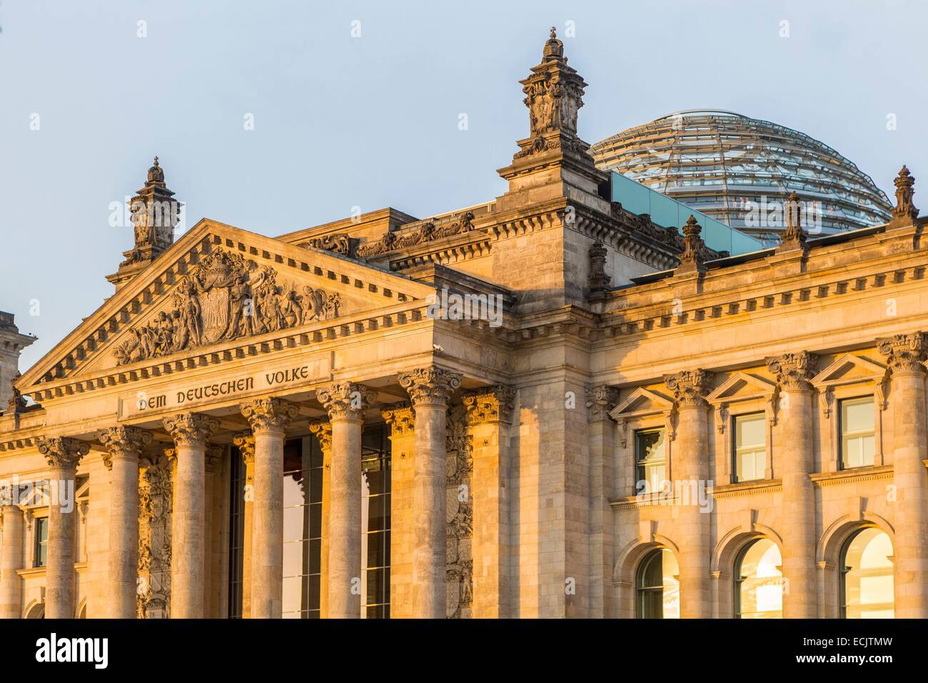 Deutschland, Berlin, Reichstag, wo das Deutsche Bundestag (Bundestag) zentrale Gebäude entworfen von Paul Wallot und eingeweiht im Jahre 1894 mit dem Zusatz im Jahr 1999 von der Glaskuppel des Architekten Sir Norman Foster Stockfoto Deutschland, Berlin, Reichstag, wo das Deutsche Bundestag (Bundestag) zentrale Gebäude entworfen von Paul Wallot und eingeweiht im Jahre 1894 mit dem Zusatz im Jahr 1999 von der Glaskuppel des Architekten Sir Norman Foster Stockfoto