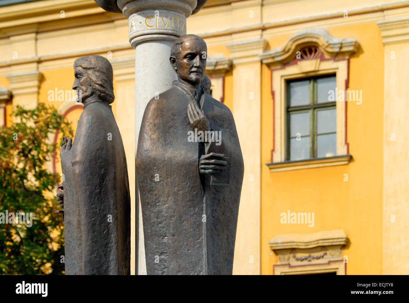 Sopron, Ungarn. 1921-Brunnen (Tamás E. Soltra) mit drei Statuen als Symbol der Treue, Patriotismus und Freiheit (Zahlen von F Stockfoto