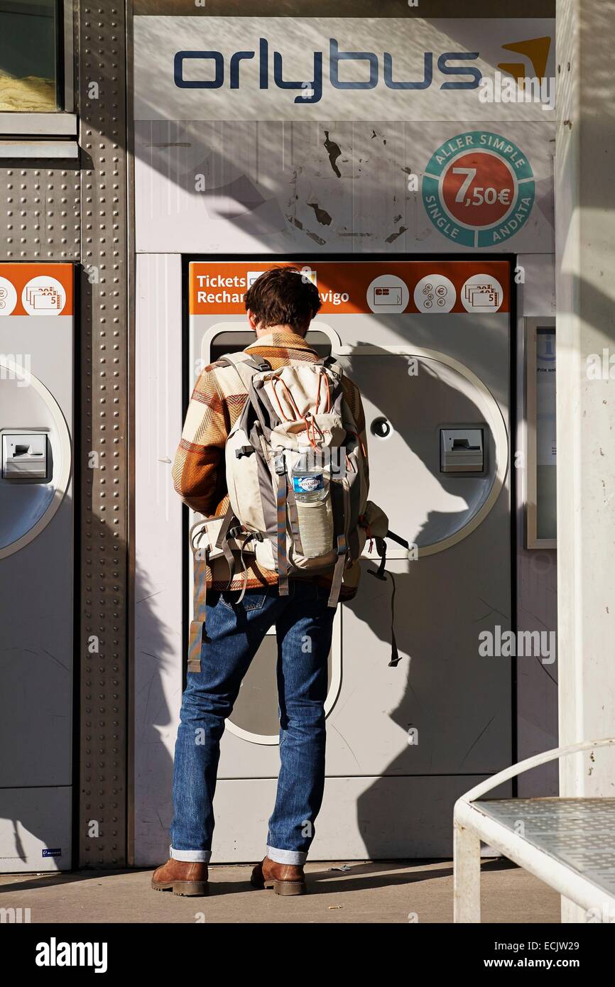 Frankreich, Paris, Place Denfert-Rochereau, Tourist Bus Tickets zum Flughafen Orly an einem Geldautomaten Stockfoto