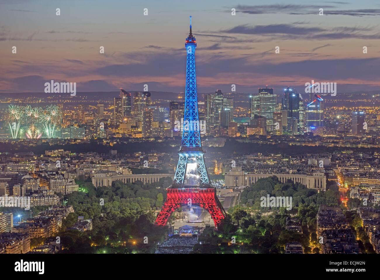 Frankreich, Paris, Bereich als Welterbe y UNESCO, den Eiffelturm beleuchtet mit der französischen Trikolore für den Nationalfeiertag (Französischer Nationalfeiertag) feierte am 14. Juli Stockfoto