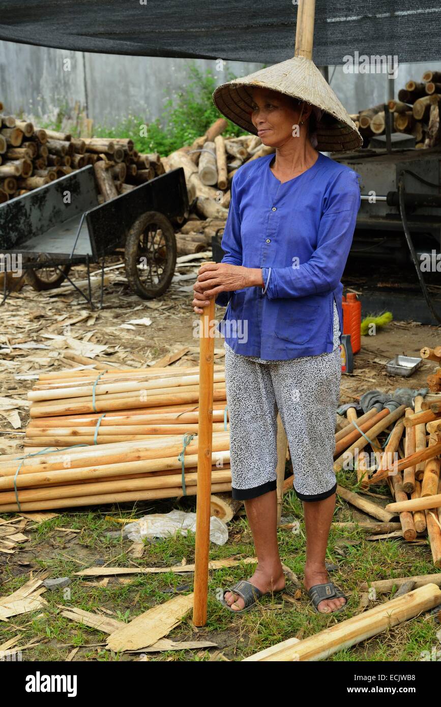 Vietnam, Lao Cai Provinz, Bac Ha, Furnier Holz machen Stockfoto