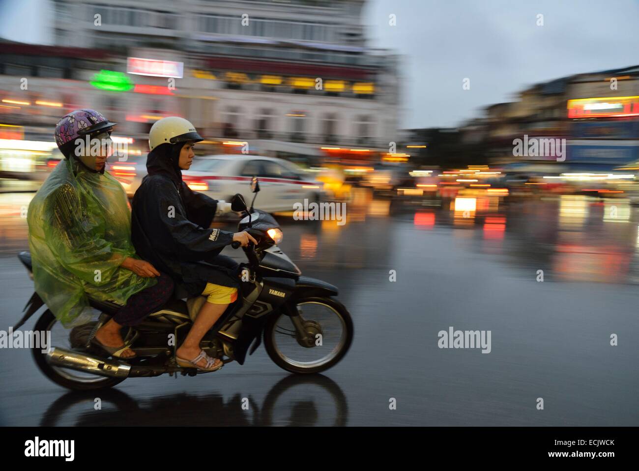 Vietnam, Hanoi, Verkehr in der Altstadt unter Regen Stockfoto
