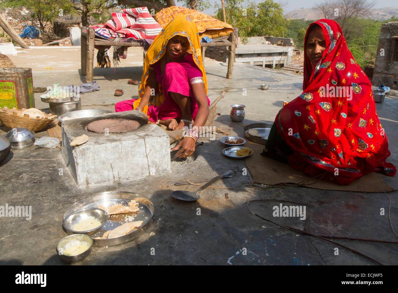 Indien, Bundesstaat Rajasthan, Dorf hinunter Ramathra Fort, Frauen machen einige chapatis Stockfoto