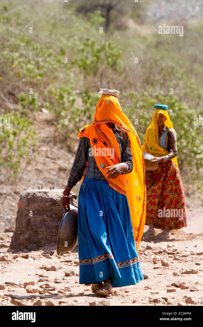 Indien, Bundesstaat Rajasthan, Ranthambore Nationalpark, Frauen in der Nähe der Tempel tragen einige der Erde Stockfoto