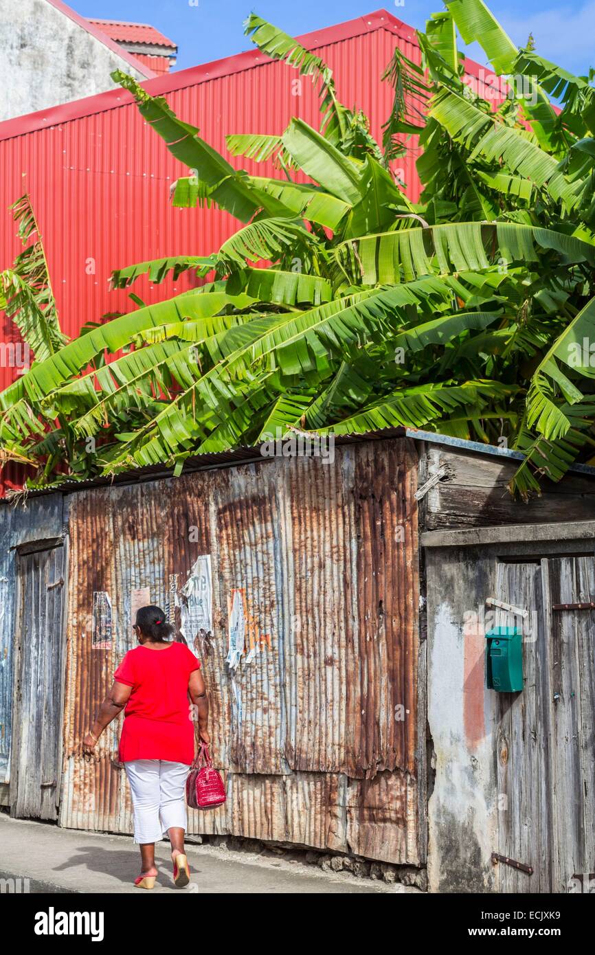 Frankreich, Guadeloupe (Französische Antillen), Marie Galante, Grand Bourg Straße mit urigen Hütten Stockfoto
