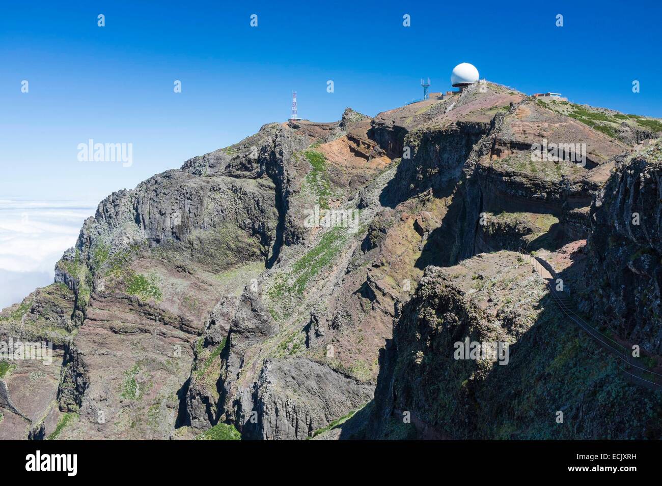 Portugal, Madeira Insel, Wandern zwischen Pico Ruivo und Pico Arieiro, Pico Arieiro (1810m) und der Luft-Verteidigung-Radarstation im Hintergrund Stockfoto