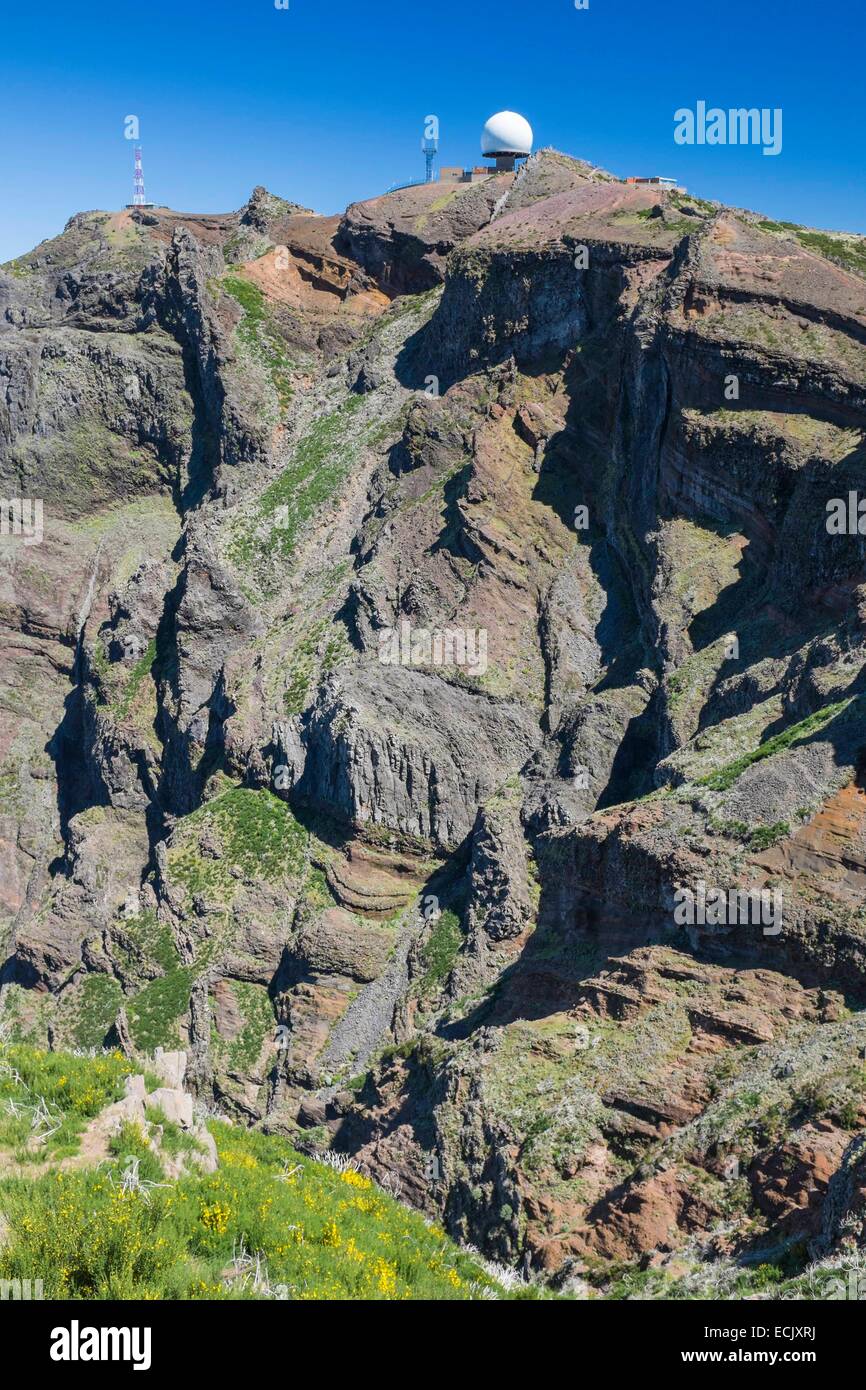 Portugal, Madeira Insel, Wandern zwischen Pico Ruivo und Pico Arieiro, Pico Arieiro (1810m) und der Luft-Verteidigung-Radarstation im Hintergrund Stockfoto