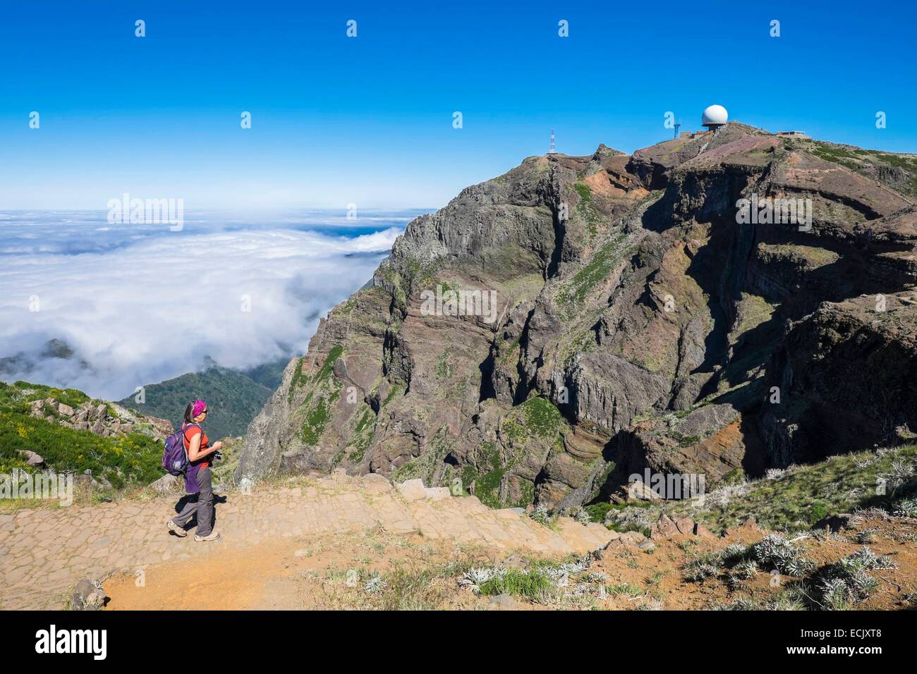 Portugal, Madeira Insel, Wandern zwischen Pico Ruivo und Pico Arieiro, Pico Arieiro (1810m) und der Luft-Verteidigung-Radarstation im Hintergrund Stockfoto