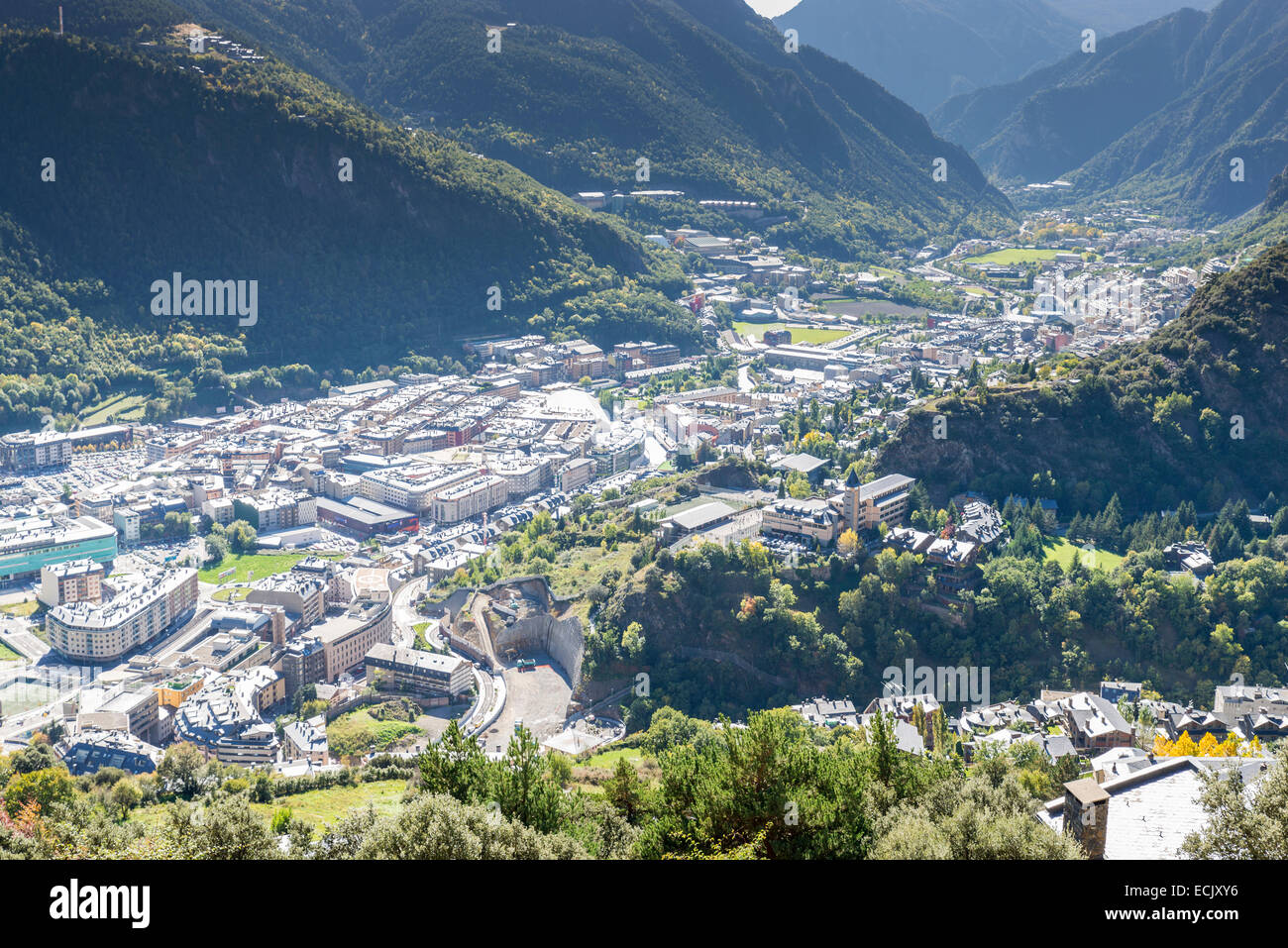 Stadt von Andorra La Vella-Blick vom Berg Stockfoto