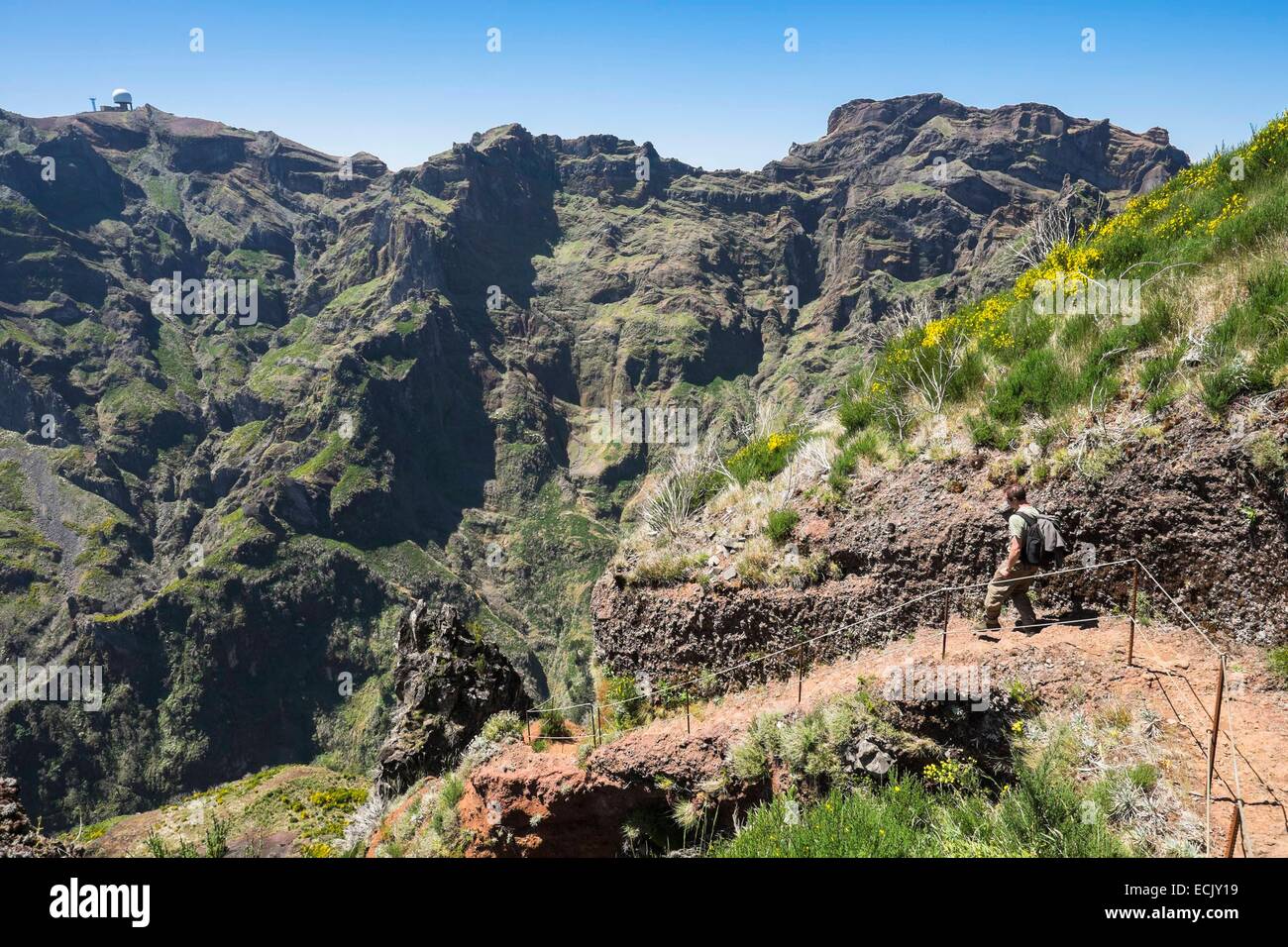 Portugal, Madeira Insel, Wandern zwischen Pico Ruivo und Pico Arieiro, Pico Arieiro (1810m) und der Luft-Verteidigung-Radarstation im Hintergrund Stockfoto