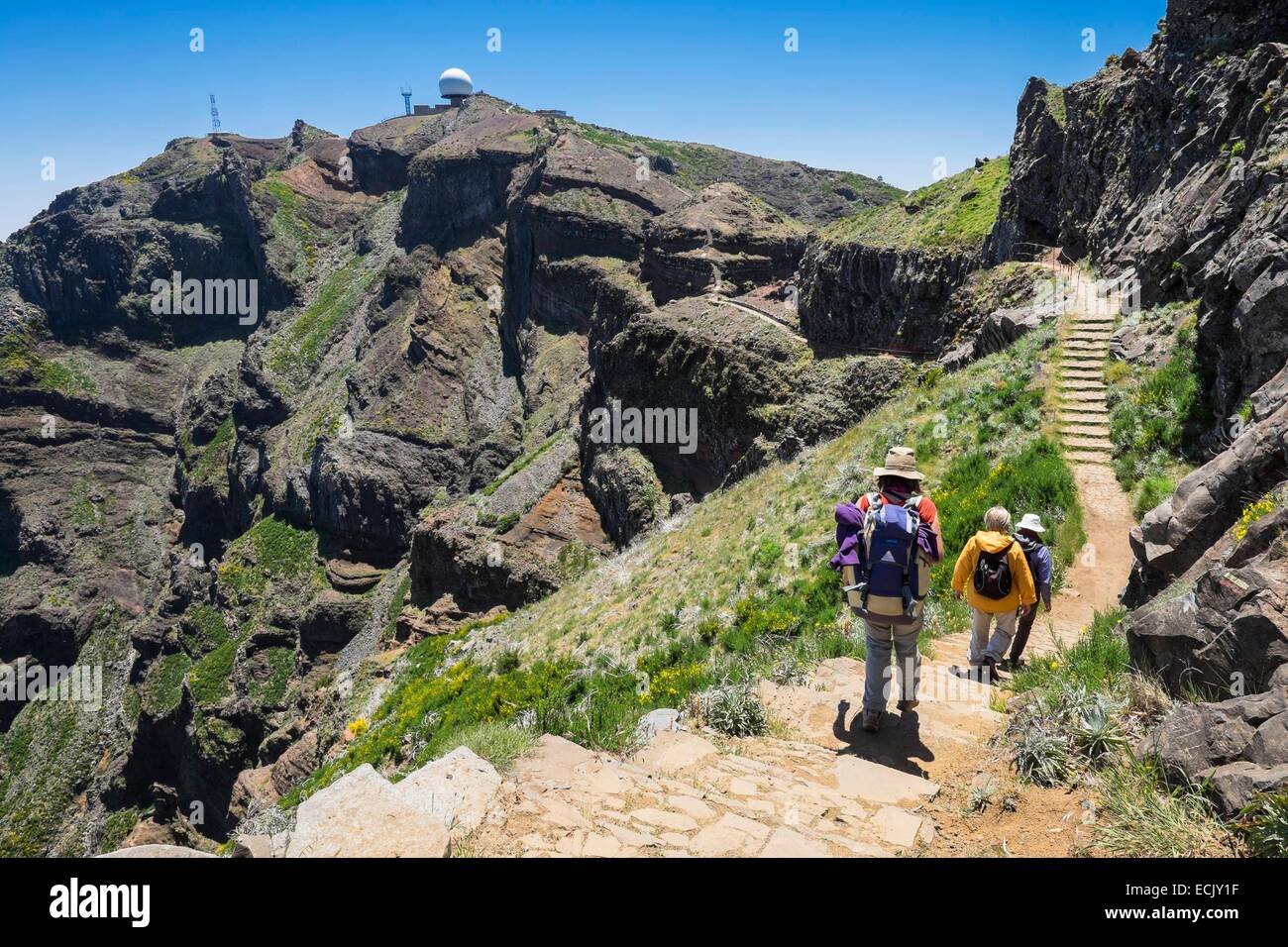 Portugal, Madeira Insel, Wandern zwischen Pico Ruivo und Pico Arieiro, Pico Arieiro (1810m) und der Luft-Verteidigung-Radarstation im Hintergrund Stockfoto