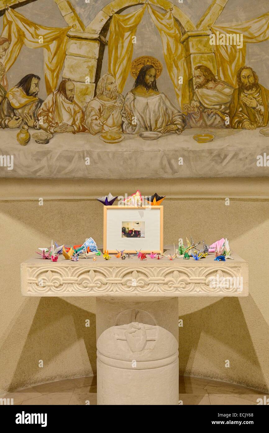 Frankreich, Marne, Reims, die Kapelle unserer Dame des Friedens oder Foujita Kapelle, Gemälde von Leonard Foujita, haben japanische Fans Origami in der kleinen Kapelle links wo das Ehepaar Foujita begraben sind Stockfoto