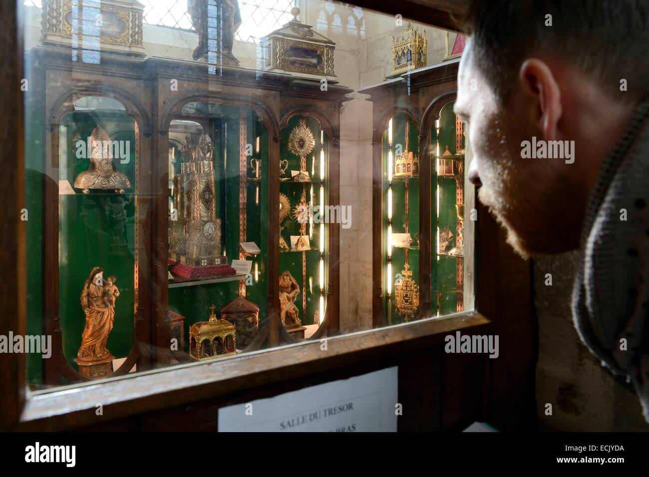 Frankreich, Meurthe et Moselle, Basilika Saint Nicolas de Port, Schatz Zimmer, die Reliquie des Saint Nicolas Segen dexter (nach der Tradition ist es die Knochen eines Gelenks der rechten Hand des Bischofs), bleibt in einem Reliquiar Arm des späten 19. Jahrhunderts Stockfoto