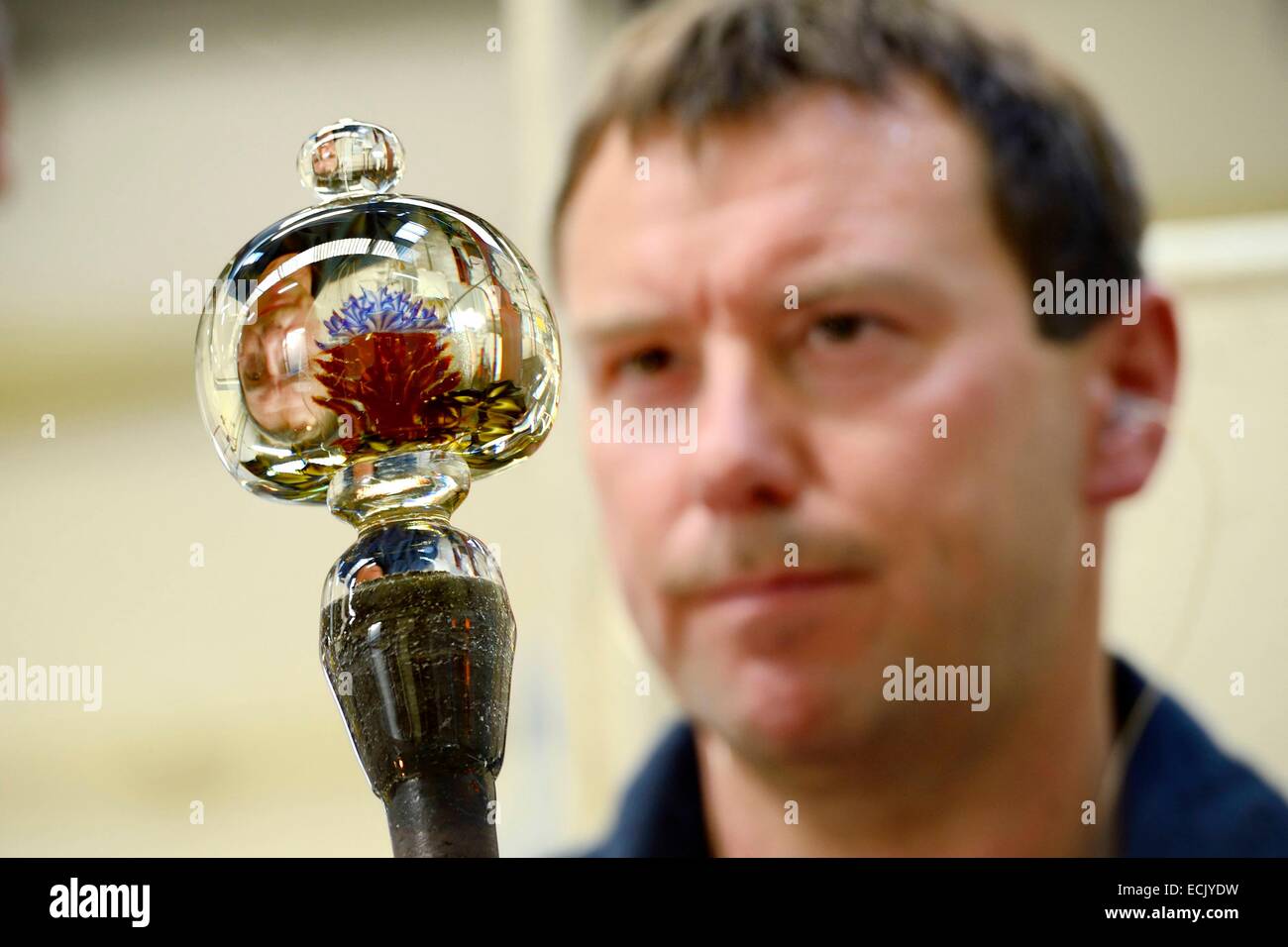 Frankreich, Mosel, Saint Louis Les Bitche, der Cristallerie Saint-Louis (Saint Louis Kristall Glashersteller), Glasmacher Überprüfung seiner Arbeit auf ein Briefbeschwerer Stockfoto