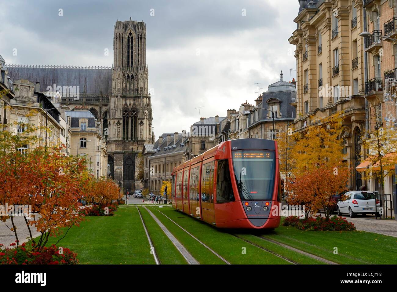 Frankreich, Marne, Reims, Kathedrale von Notre-Dame de Reims, aufgeführt als Weltkulturerbe der UNESCO, die Straßenbahn in den Cours Jean Baptiste Langlet Stockfoto
