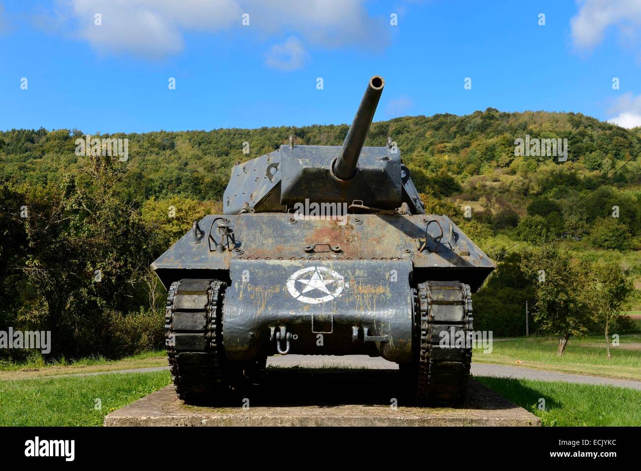 Frankreich, Mosel, Veckring, Maginot Linie, US-Panzer vor dem Hügel der Festung Hackenberg Stockfoto