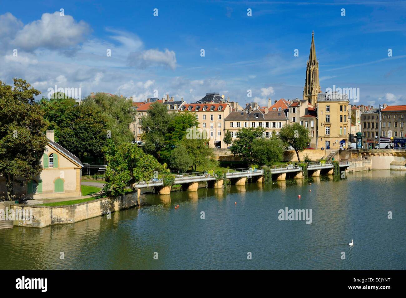 Frankreich, Mosel, Metz, die Inseln und die kanalisierte Mosel Banken, der Turm von der Garnison-Tempel im Hintergrund Stockfoto