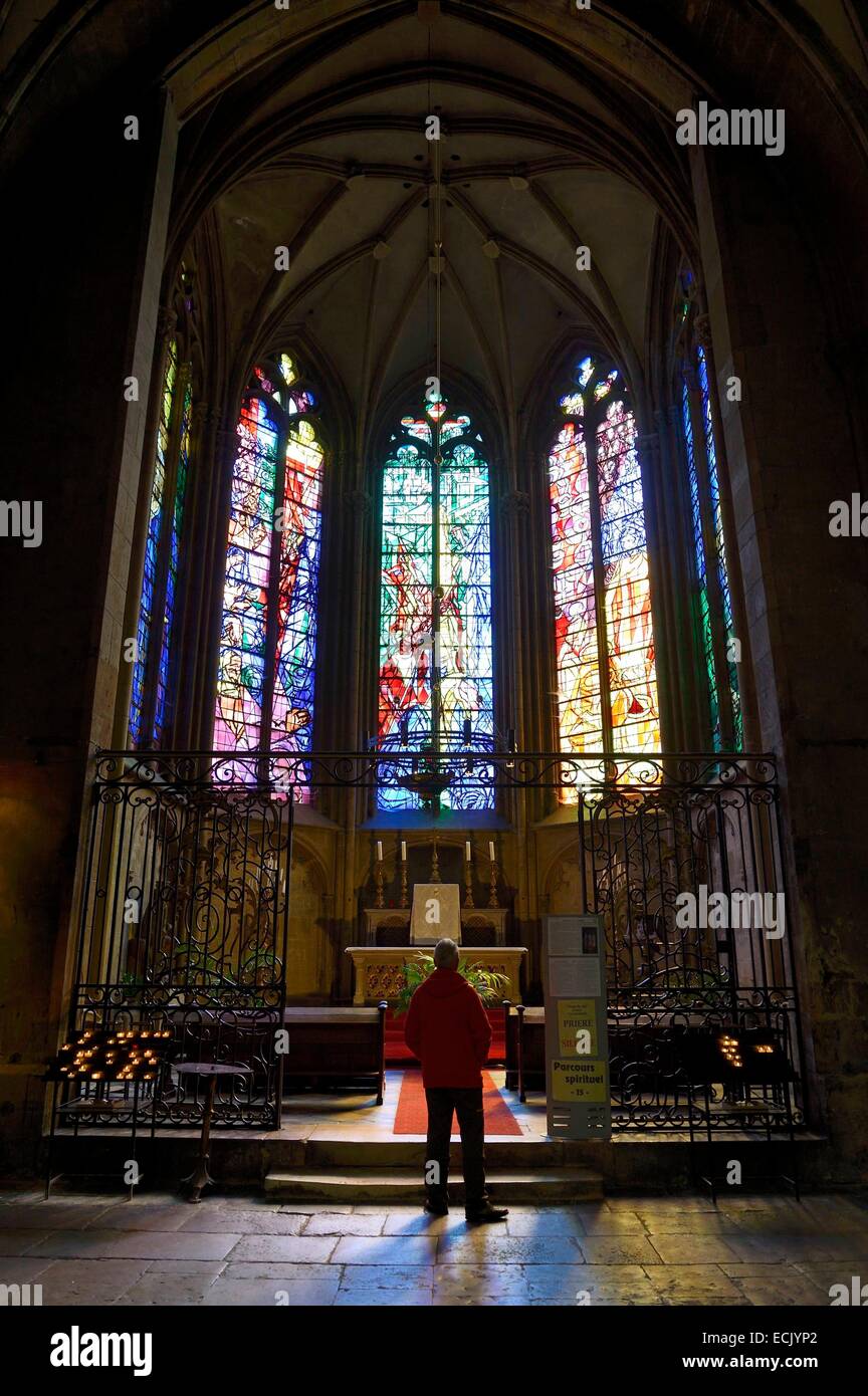 Frankreich, Moselle, Metz, Saint Etienne Kathedrale, Allerheiligsten Kapelle mit Glasfenster von Jacques Villon (1957) Stockfoto