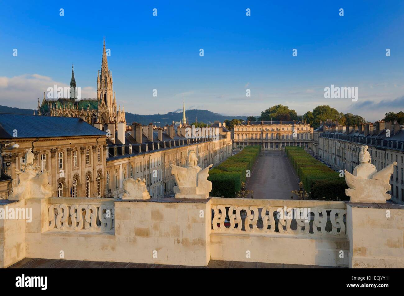 Frankreich, Meurthe et Moselle, Nancy, Regierungspalast auf Carriere Platz und Kirche Saint-Epvre Stockfoto