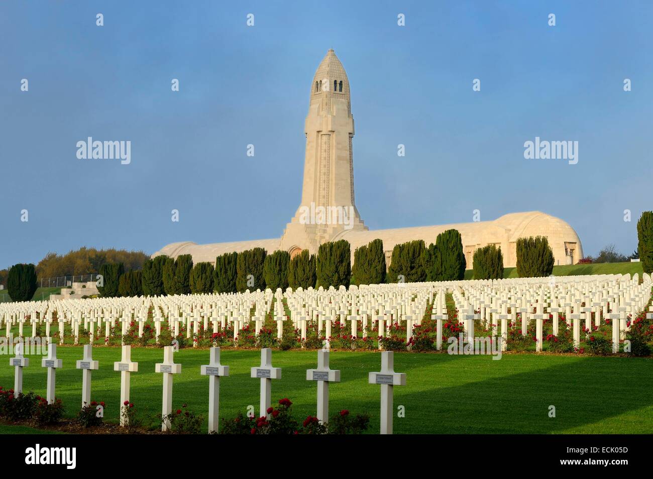 Frankreich, Maas, Douaumont, Schlacht von Verdun, Beinhaus von Douaumont, Soldaten Gräber vor der nationalen Nekropole ausgerichtet Stockfoto