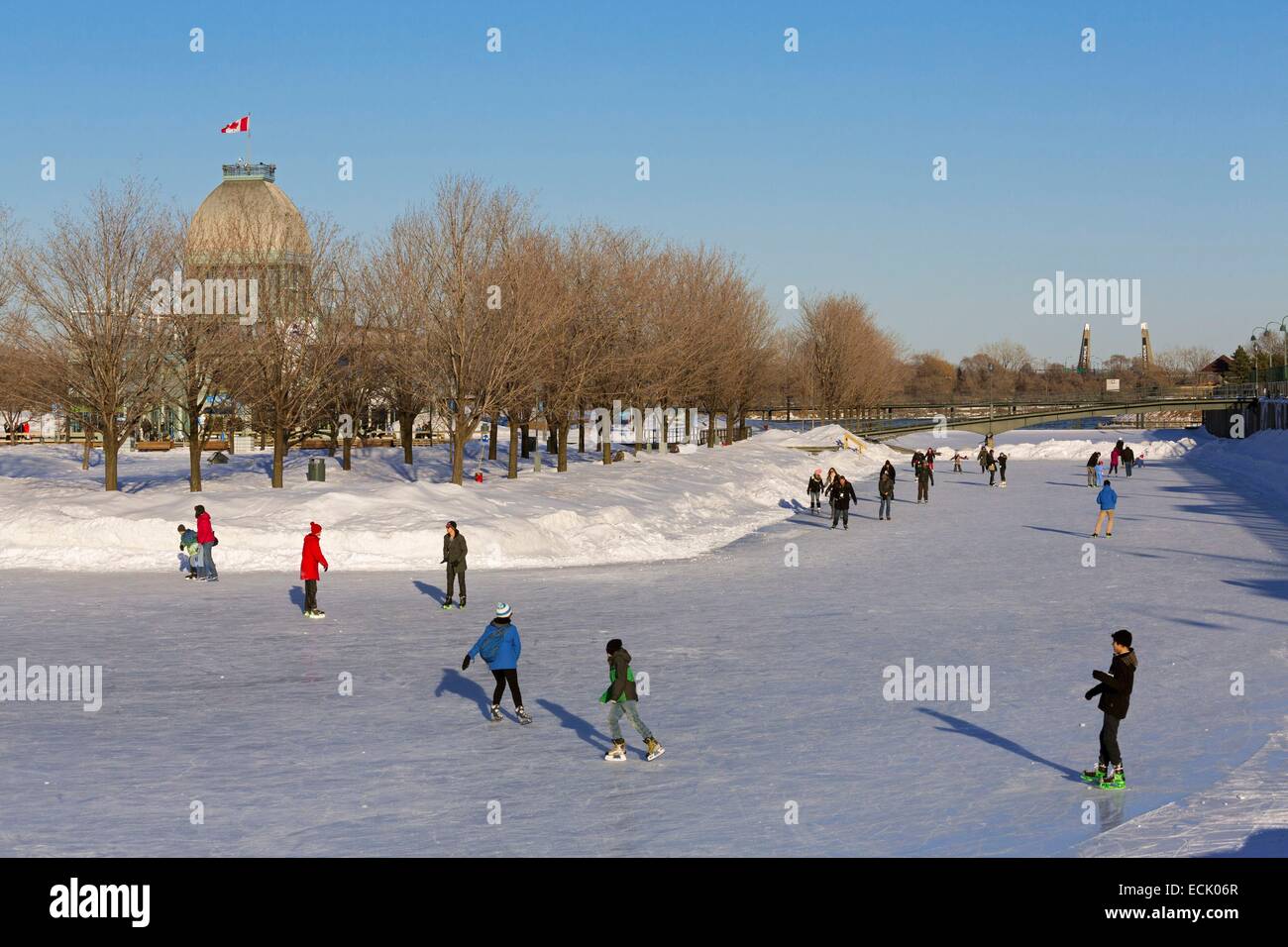 Kanada, Provinz Quebec, Montreal im Winter, den alten Hafen, Bonsecours Insel und seine Outdoor-Eisbahn Stockfoto