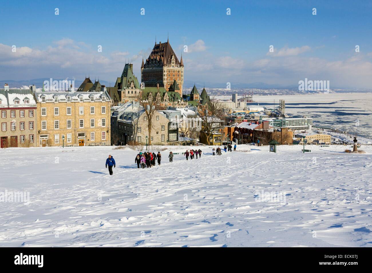 Kanada, Québec, Québec (Stadt) im Winter, die Oberstadt von alten Quebec ein Weltkulturerbe der UNESCO, die Ebenen von Abraham, Chateau Frontenac, erklärt tour Gruppe Stockfoto