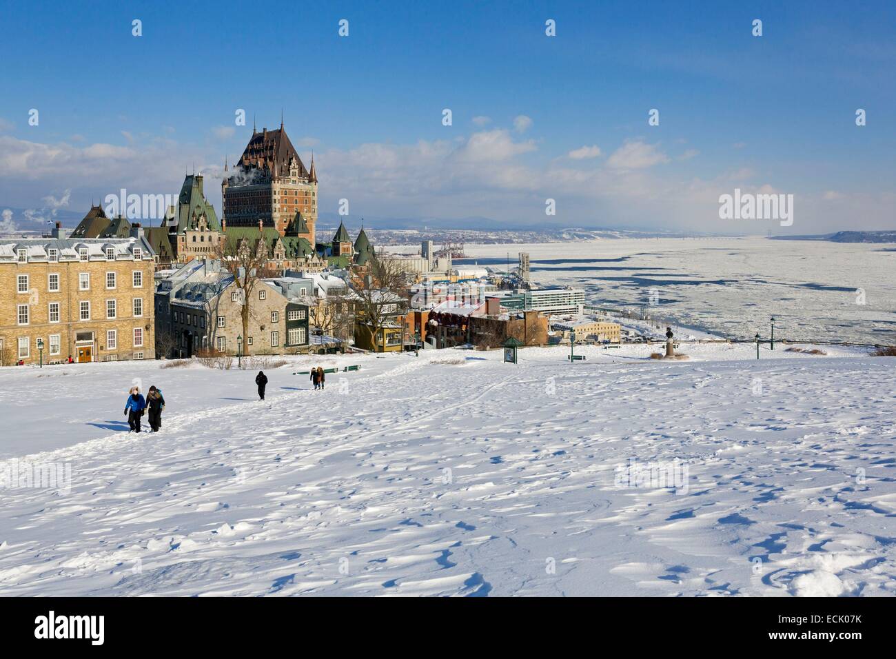 Kanada, Québec, Québec (Stadt) im Winter, die Oberstadt von alten Quebec ein Weltkulturerbe der UNESCO, die Ebenen von Abraham, Chateau Frontenac, erklärt tour Gruppe Stockfoto