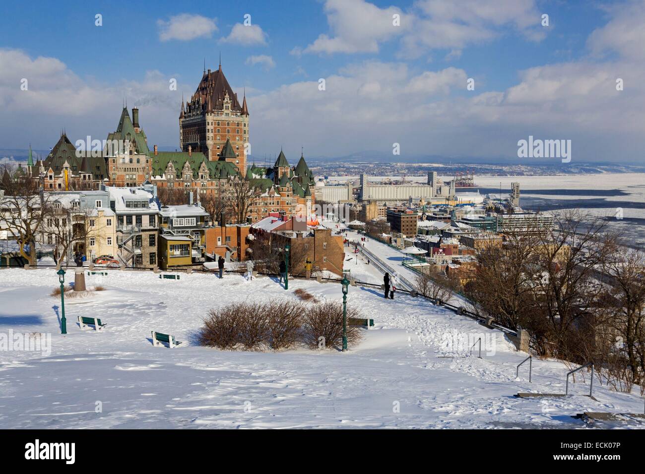Kanada, Québec, Québec (Stadt) im Winter, die Oberstadt von alten Québec ein Weltkulturerbe von der UNESCO, die Ebenen von Abraham, der Terrasse Dufferin und den St.-Lorenz-Strom Stockfoto